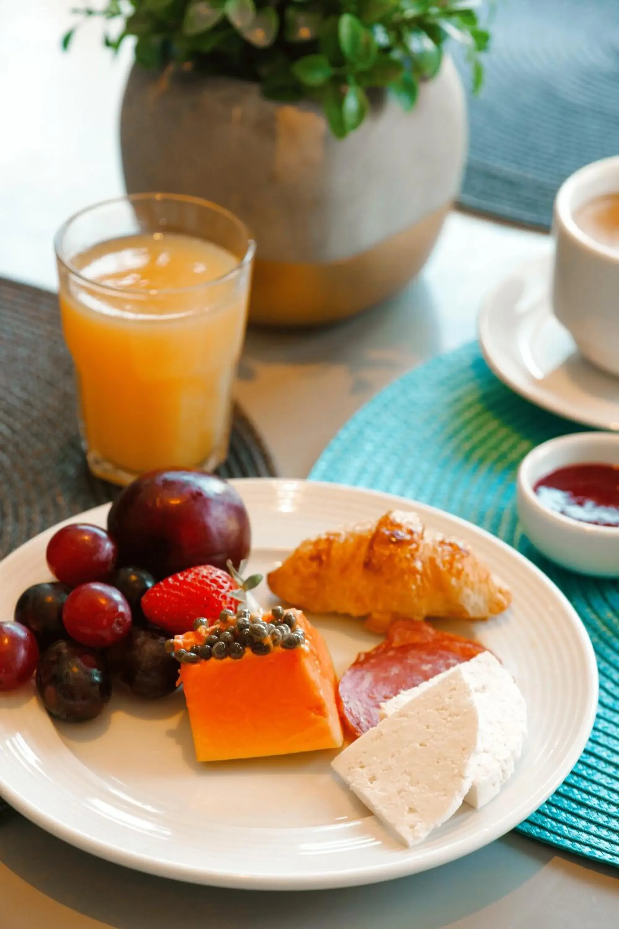 Food and drinks in Hotel Cercano Food and drinks in Hotel Cercano