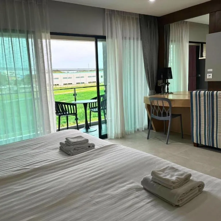 Bed in Golden Dragon Beach Resort Pattaya (Bang Lamung)