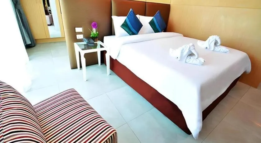 Bed in Golden Dragon Beach Resort Pattaya (Bang Lamung)
