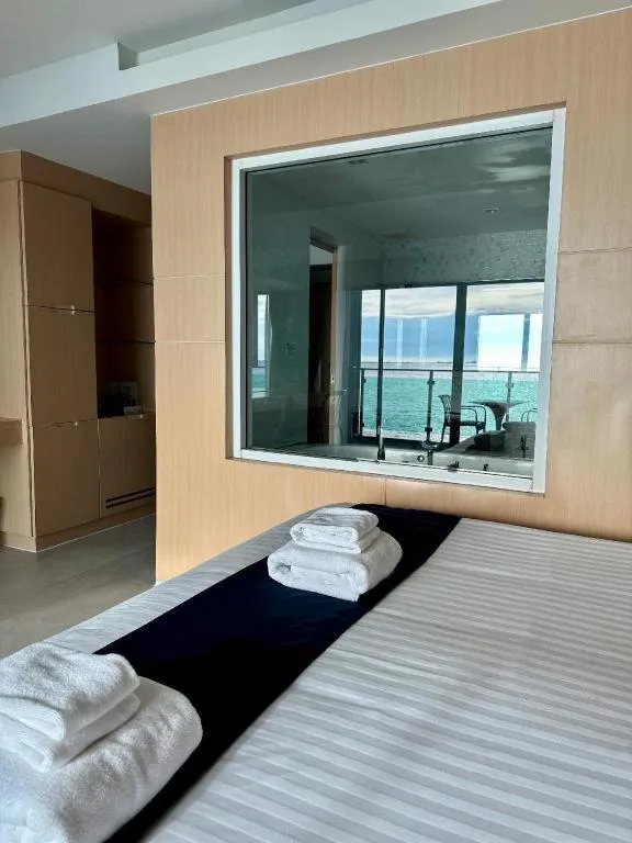 Bed in Golden Dragon Beach Resort Pattaya (Bang Lamung)