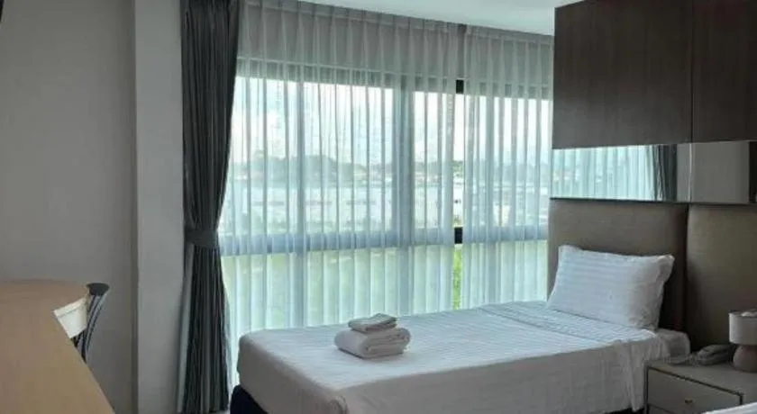 Bed in Golden Dragon Beach Resort Pattaya (Bang Lamung)