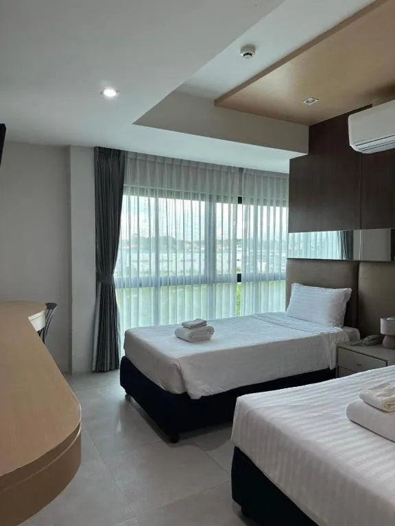 Bed in Golden Dragon Beach Resort Pattaya (Bang Lamung)