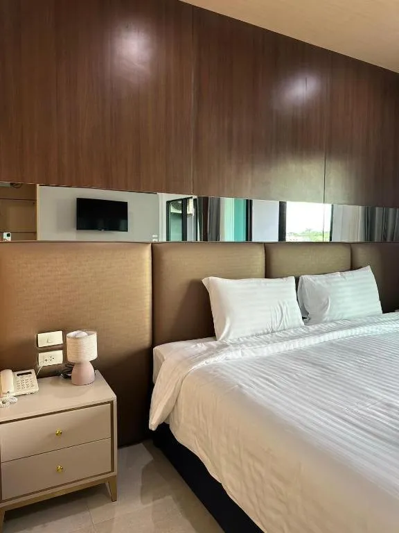 Bed in Golden Dragon Beach Resort Pattaya (Bang Lamung)