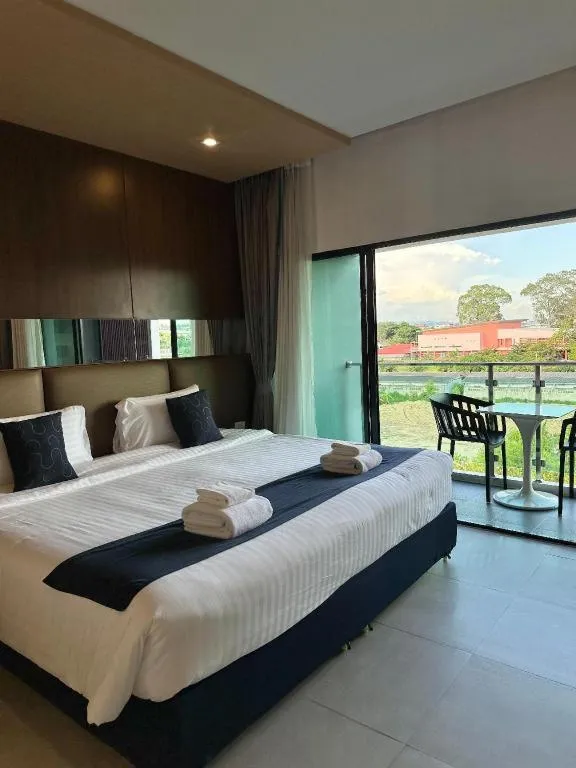 Bed in Golden Dragon Beach Resort Pattaya (Bang Lamung)