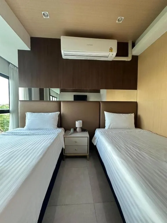 Bed in Golden Dragon Beach Resort Pattaya (Bang Lamung)
