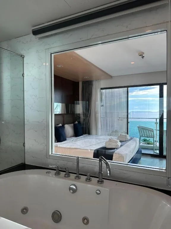 Bed in Golden Dragon Beach Resort Pattaya (Bang Lamung)