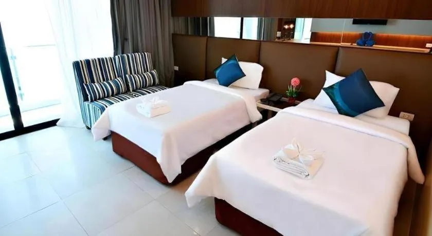 Bed in Golden Dragon Beach Resort Pattaya (Bang Lamung)