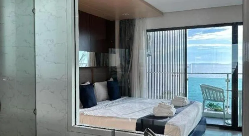 Bed in Golden Dragon Beach Resort Pattaya (Bang Lamung)