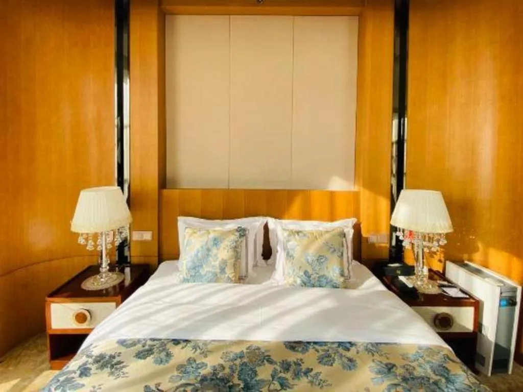 Bed in Shanghai Manhattan Hotel Minhang