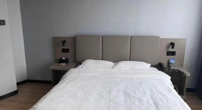 Bed in GreenTree Inn Hefei East Wangjiang Road CTCE Express Hotel