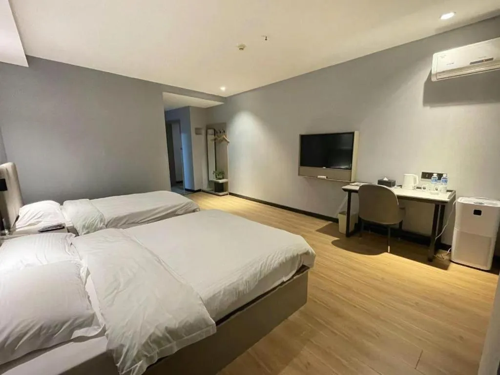 Bed in GreenTree Inn Hefei East Wangjiang Road CTCE Express Hotel