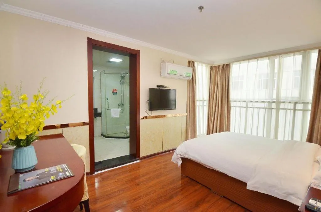 Bed in GreenTree Inn Hefei East Wangjiang Road CTCE Express Hotel