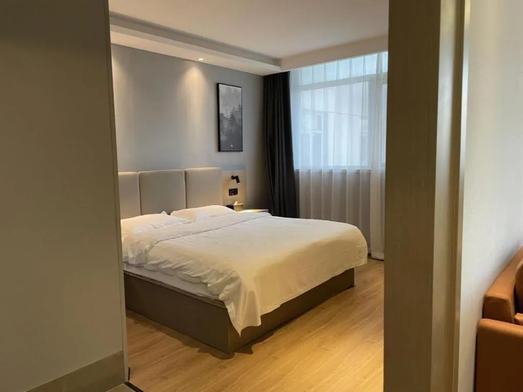 Bed in GreenTree Inn Hefei East Wangjiang Road CTCE Express Hotel