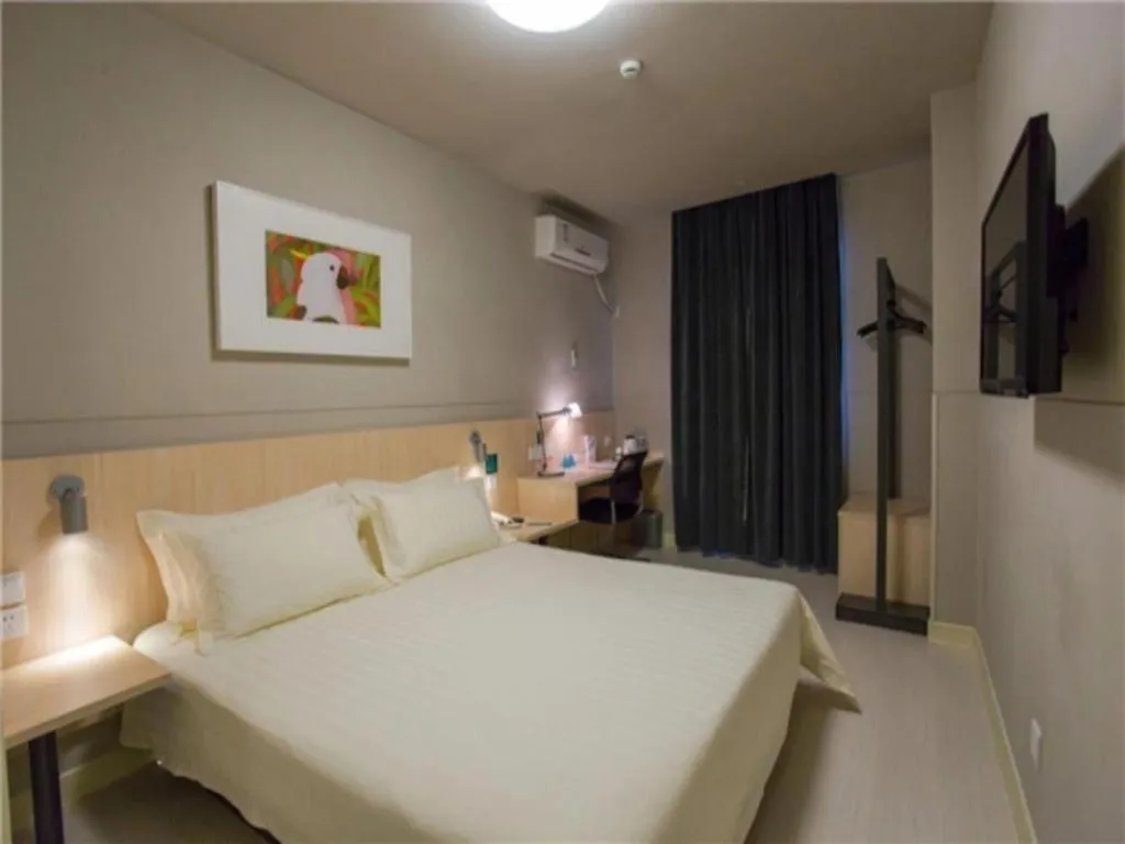 Bed in Jinjiang Inn Wuhan Linjiaohu Wanda Branch