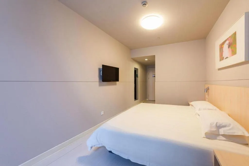 Bed in Jinjiang Inn Wuhan Linjiaohu Wanda Branch