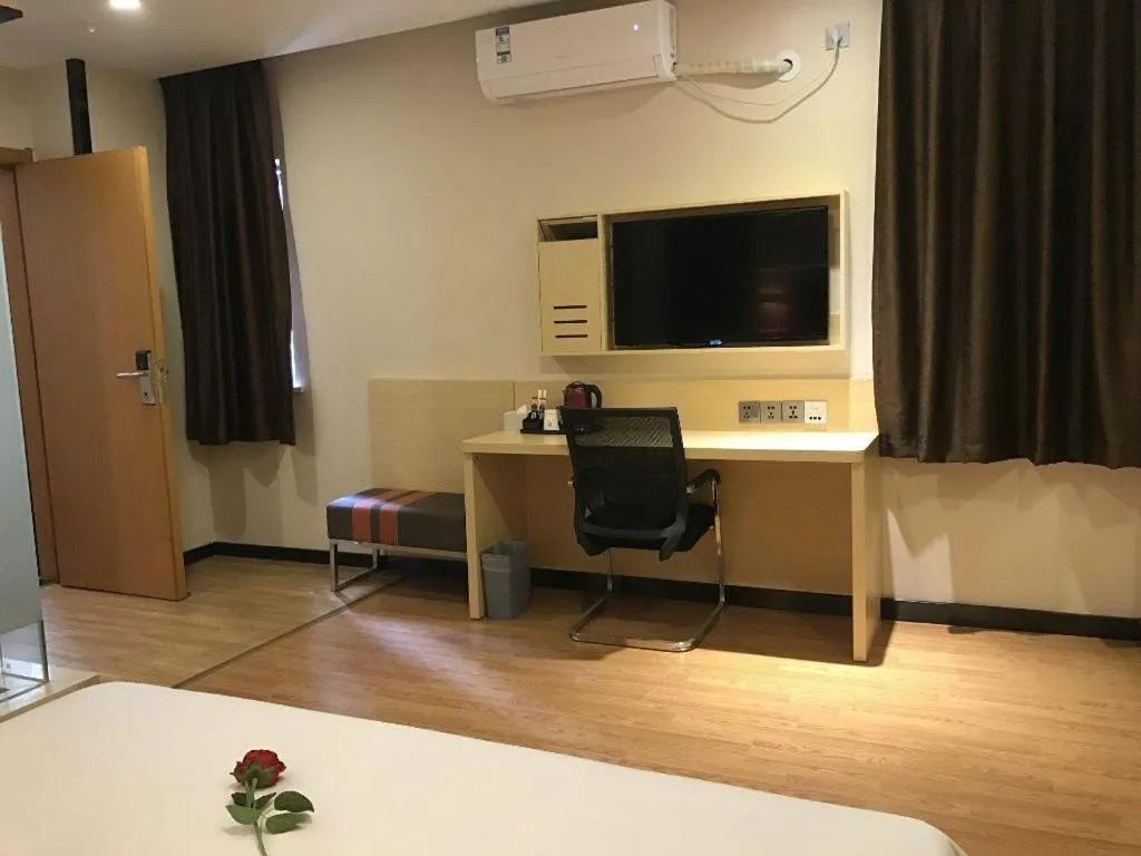 7 Days Premium·Huanggang Walking Street