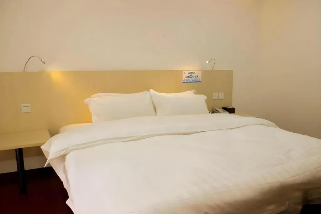 Bed in Guangzhou Hailian Hotel - Haizhu District Binjiang East Road Metro Station