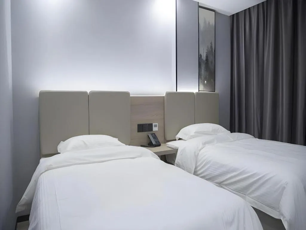 Bed in GreenTree Inn Anqing Tongcheng South Shengtang Road Shengtang International Business Hotel