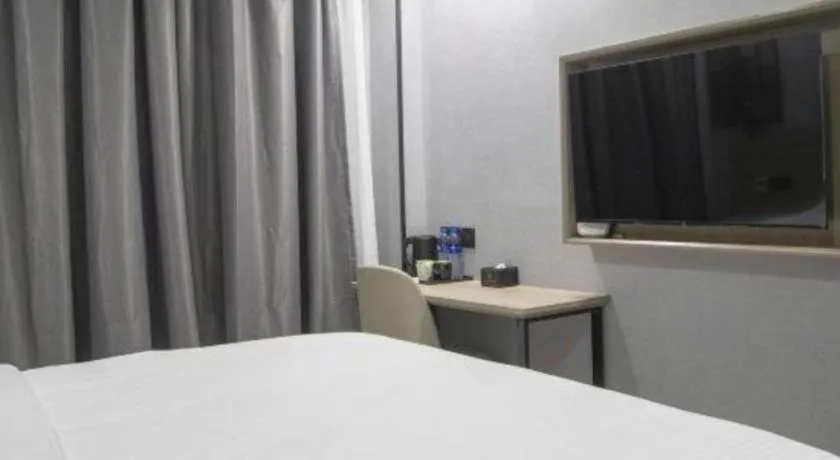 Bed in GreenTree Inn Anqing Tongcheng South Shengtang Road Shengtang International Business Hotel