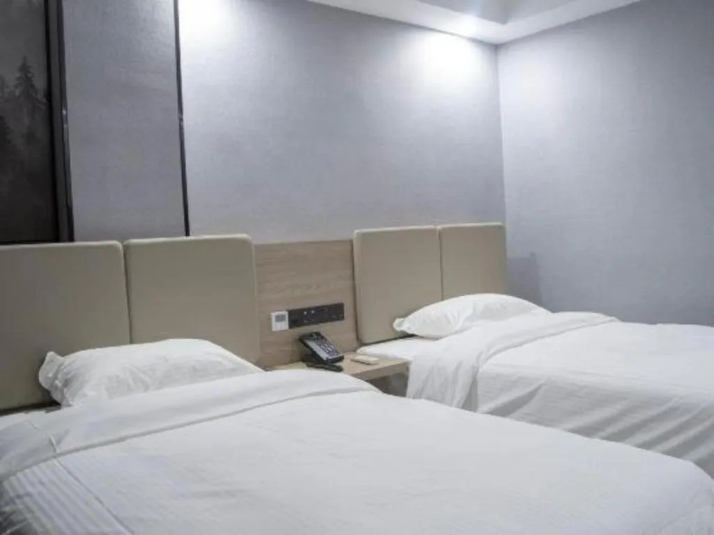 Bed in GreenTree Inn Anqing Tongcheng South Shengtang Road Shengtang International Business Hotel