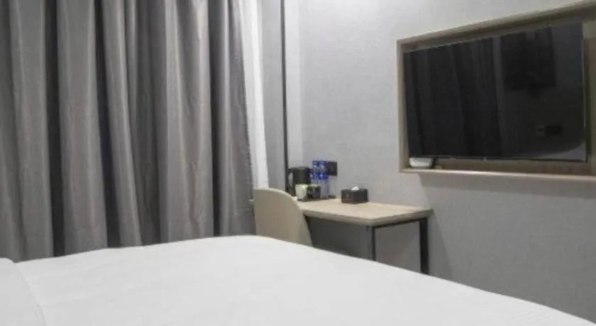Bed in GreenTree Inn Anqing Tongcheng South Shengtang Road Shengtang International Business Hotel