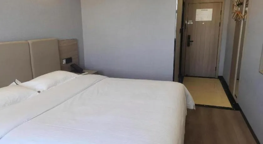 Bed in GreenTree Inn Anqing Tongcheng South Shengtang Road Shengtang International Business Hotel