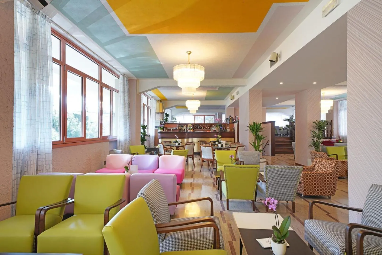 Communal lounge/ TV room in Hotel La Perla - Bike Hotel