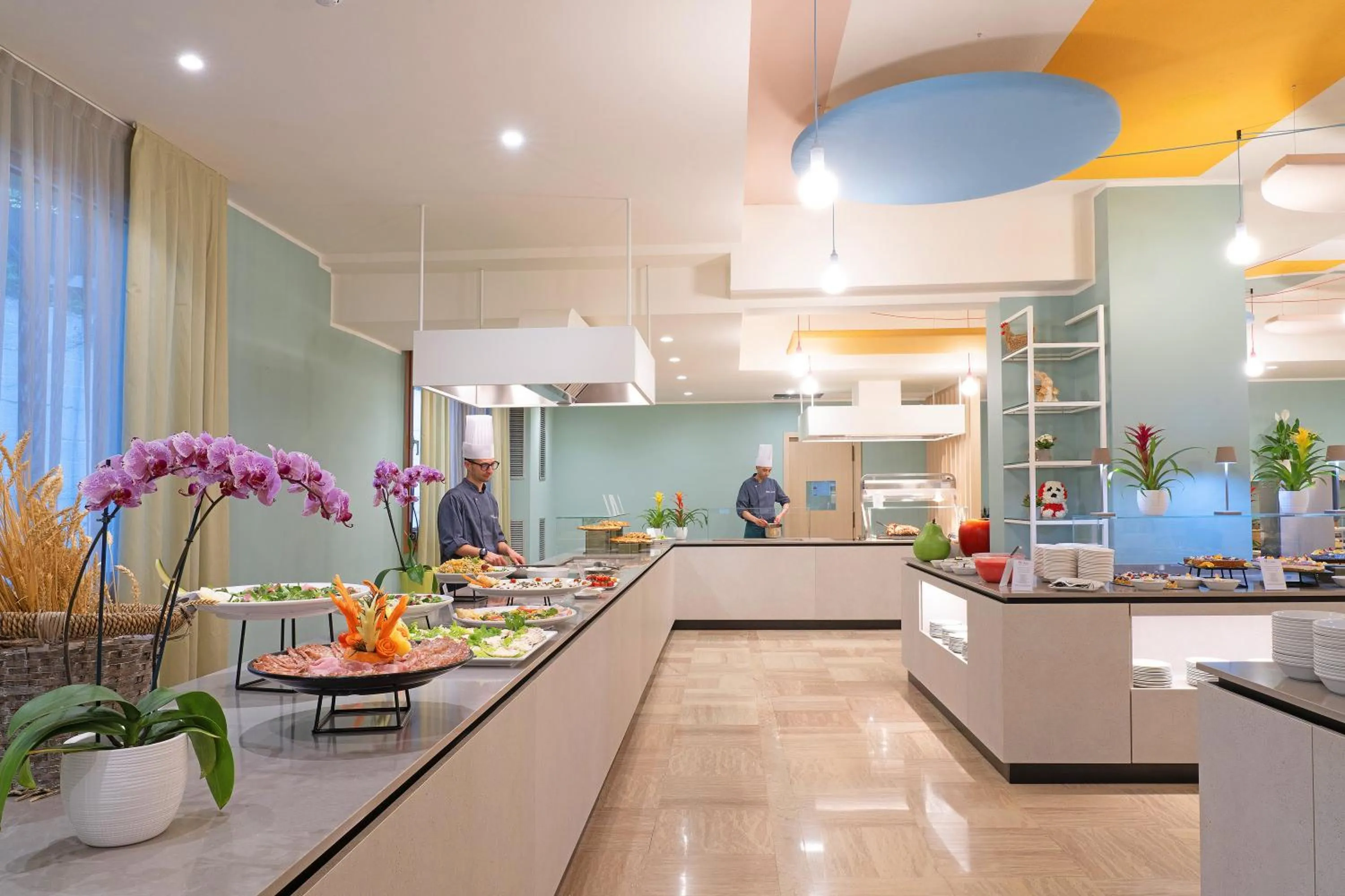 Restaurant/places to eat in Hotel La Perla - Bike Hotel