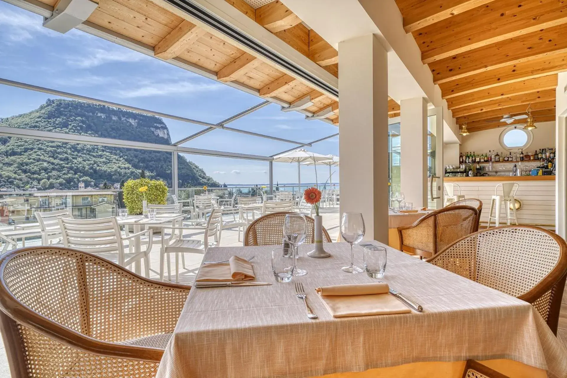 Restaurant/Places to Eat in Sky Pool Hotel Sole Garda