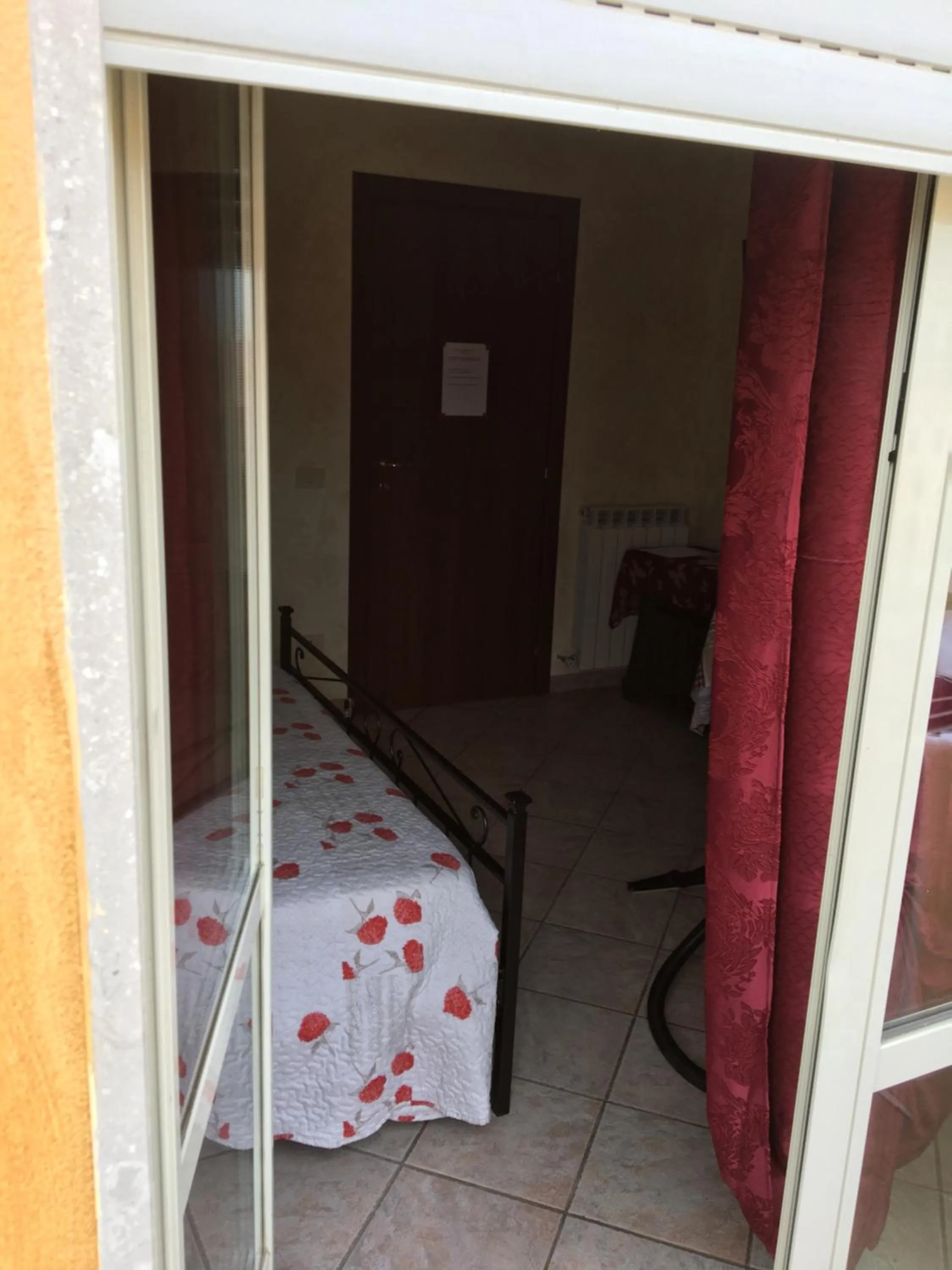 Photo of the whole room, Bed in Bb Smallville