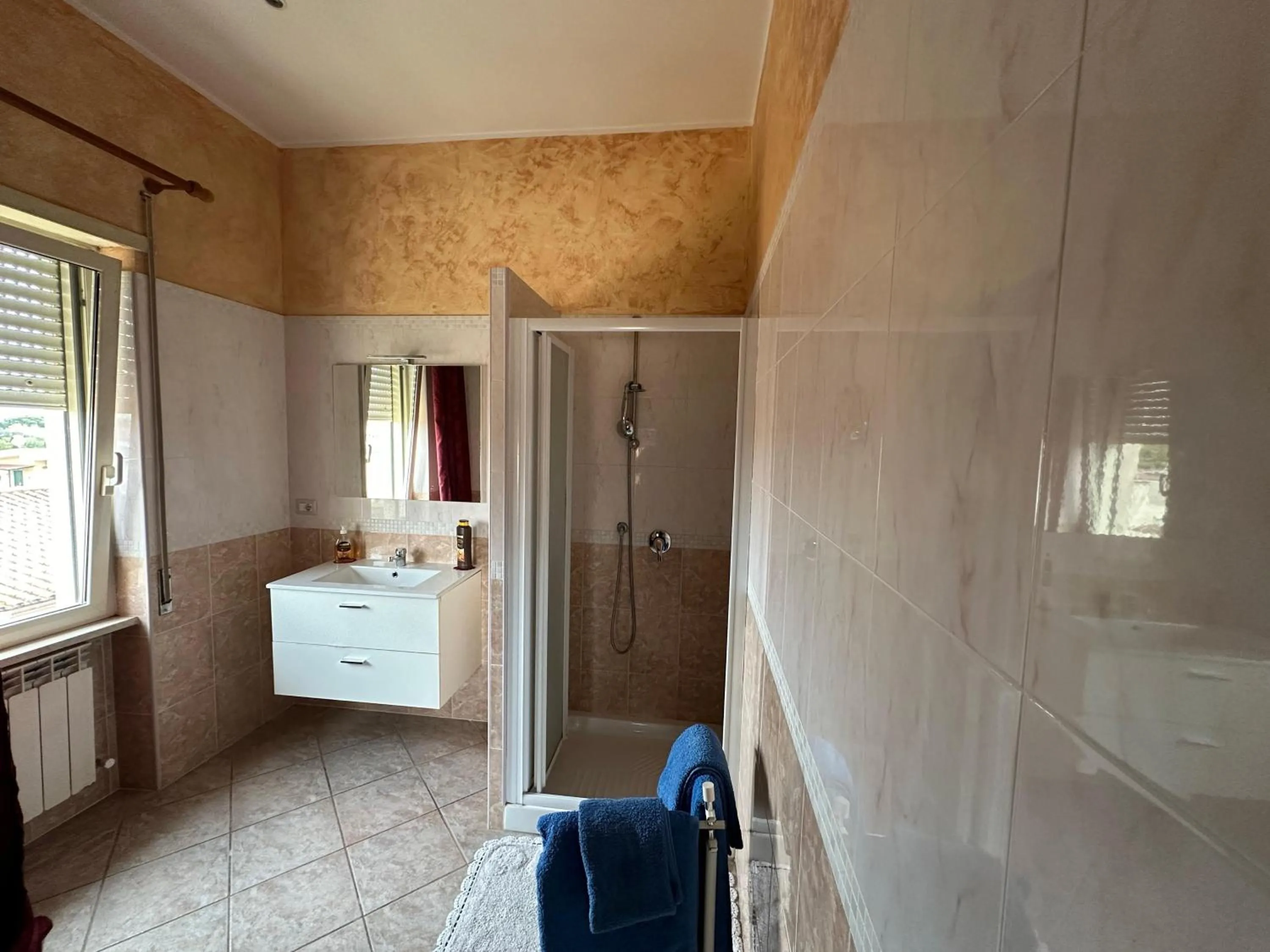 Bathroom, Bed in Bb Smallville