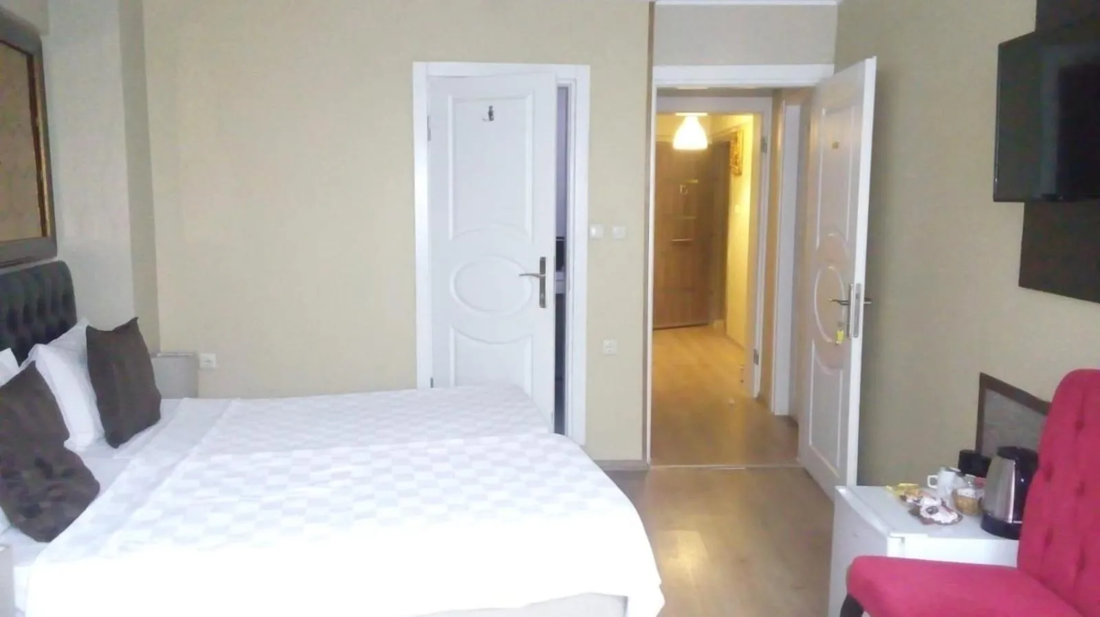 Bed in Lena Central Flats