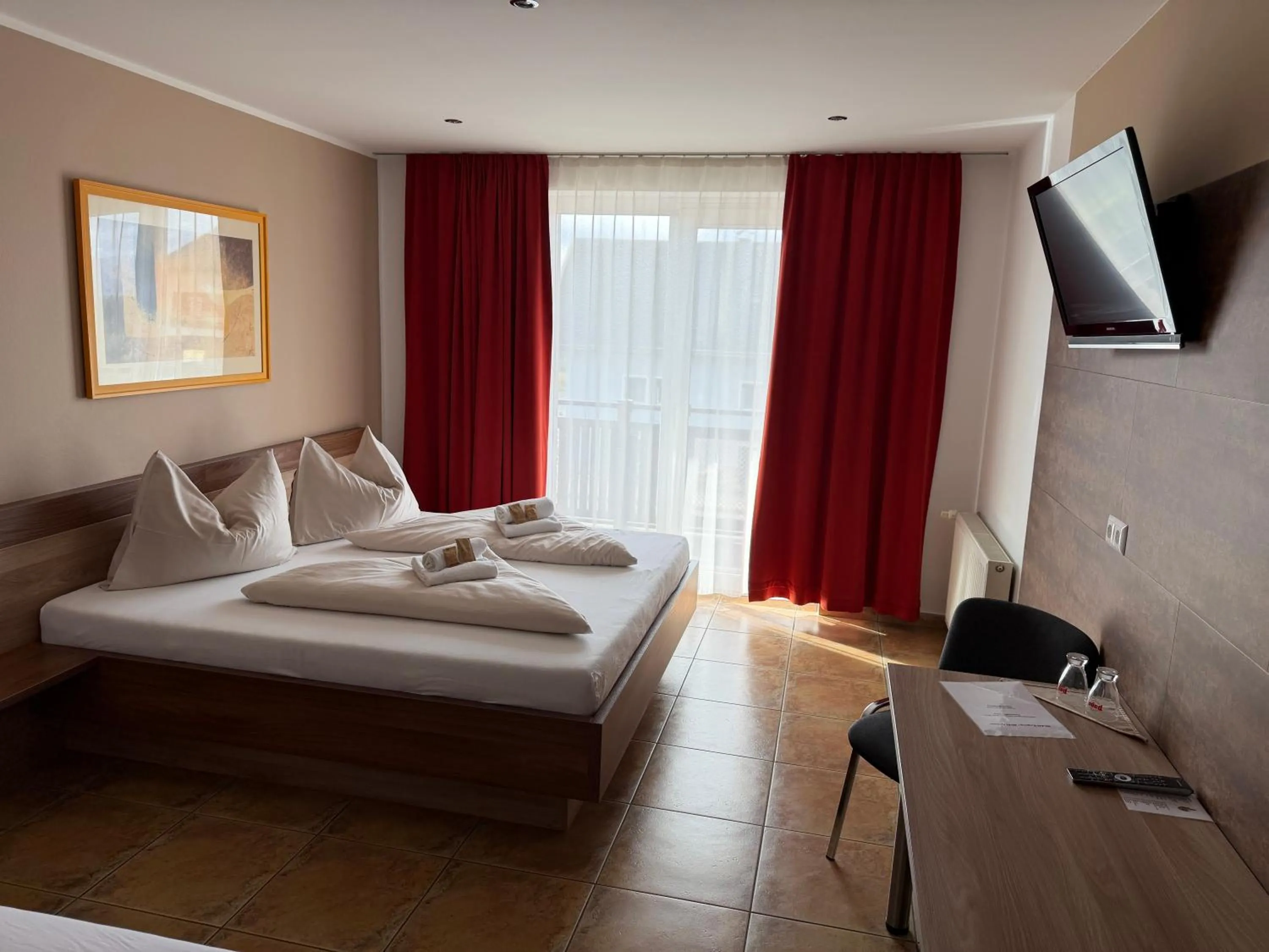locker, Bed in Frühstückspension Wernberg