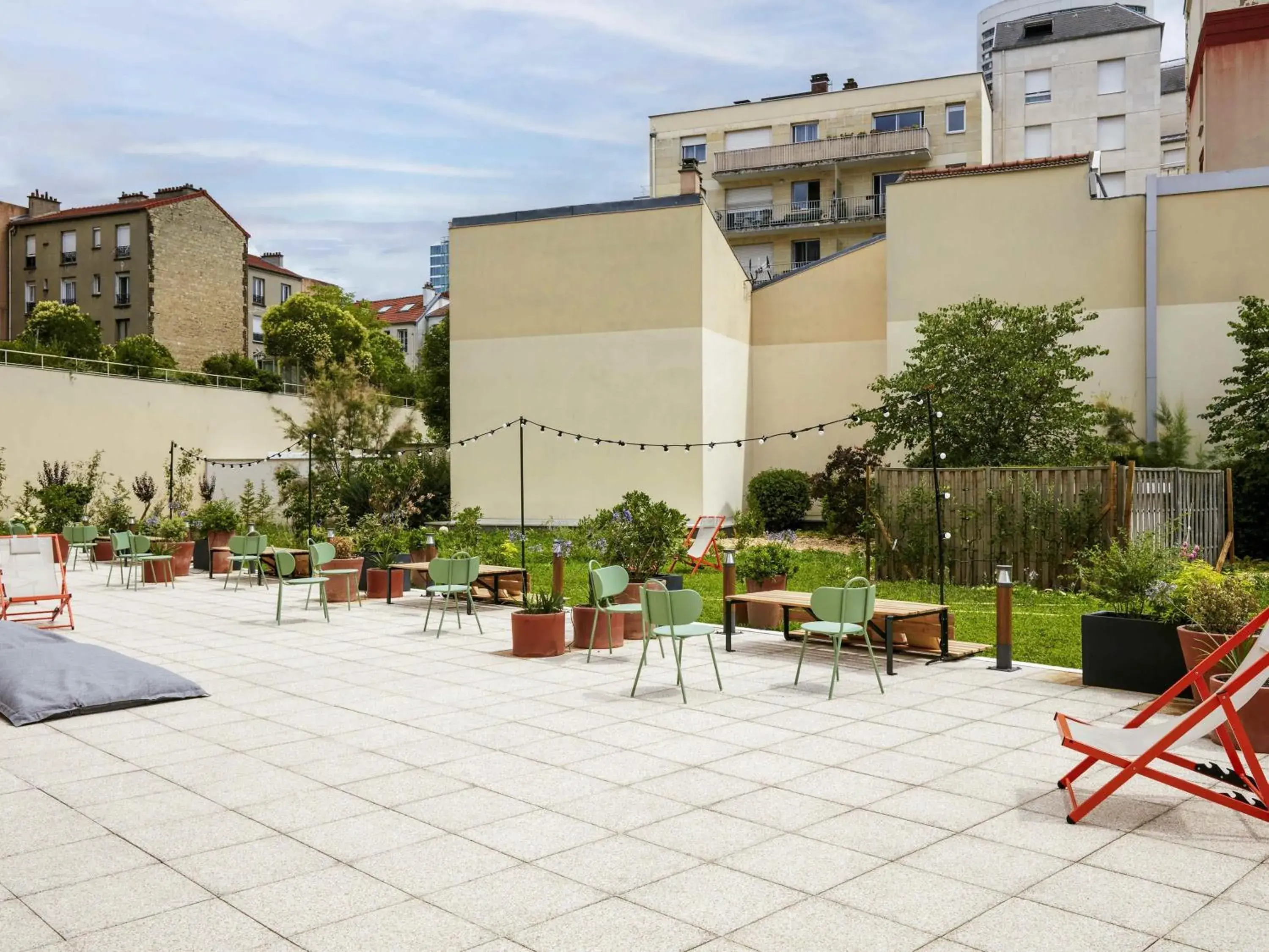 Property building in Aparthotel Adagio Access La Défense Puteaux Property building in Aparthotel Adagio Access La Défense Puteaux