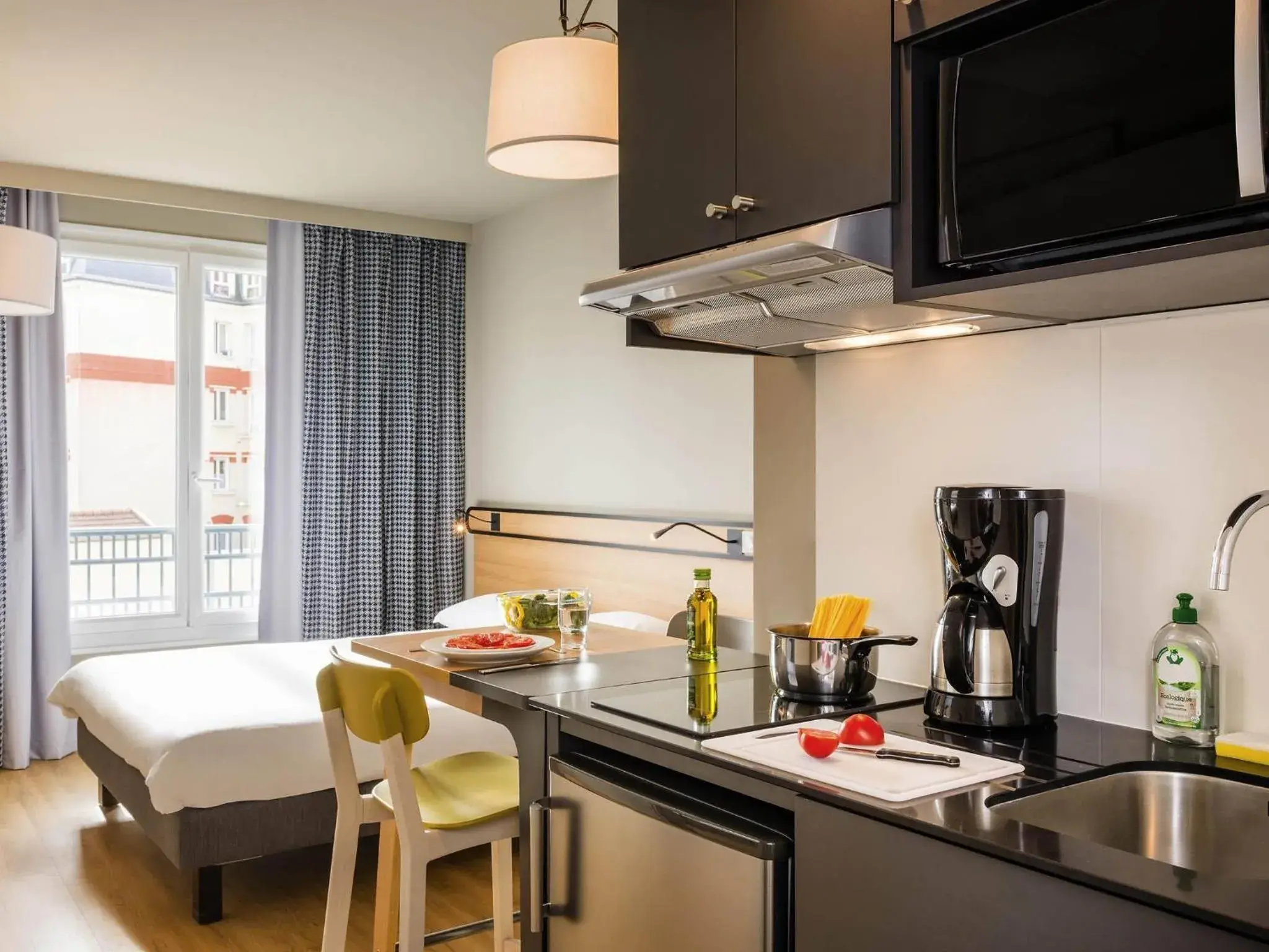 Property building, Bed in Aparthotel Adagio Access La Défense Puteaux Property building, Bed in Aparthotel Adagio Access La Défense Puteaux