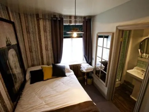 Bedroom, Bed in Woodstock Arms