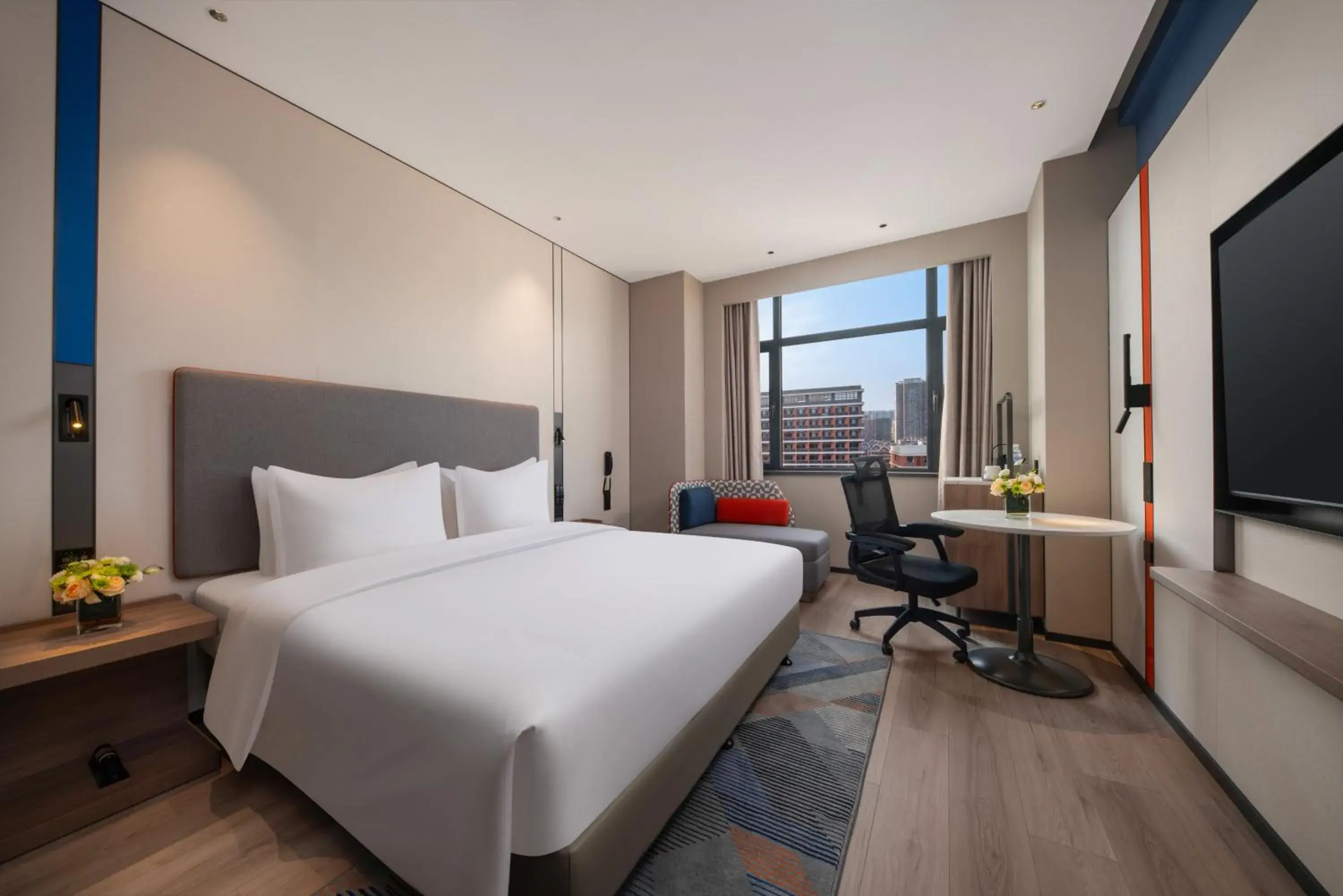 Bed in Holiday Inn Express Qingdao City Balcony by IHG Bed in Holiday Inn Express Qingdao City Balcony by IHG