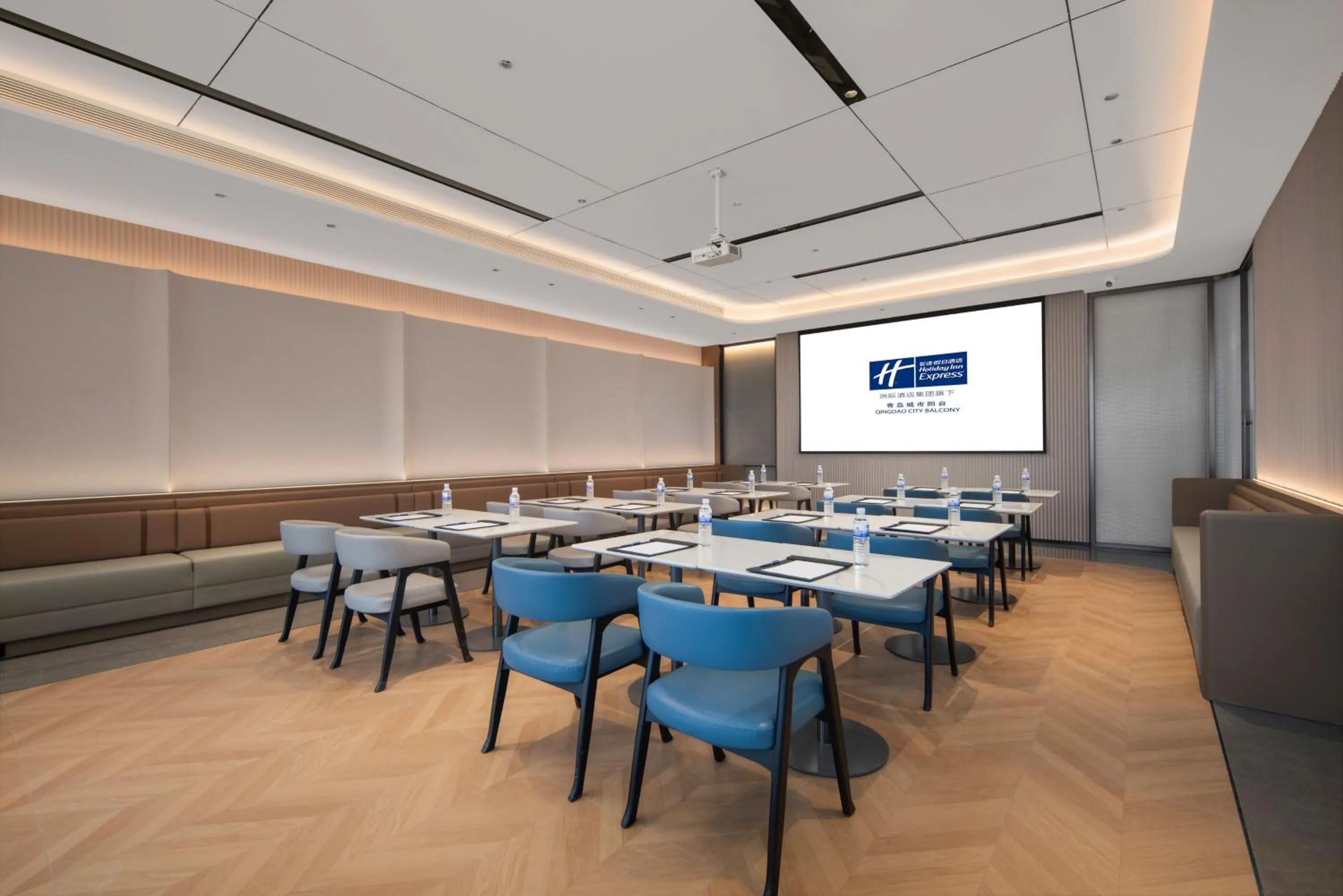 Meeting/conference room in Holiday Inn Express Qingdao City Balcony by IHG