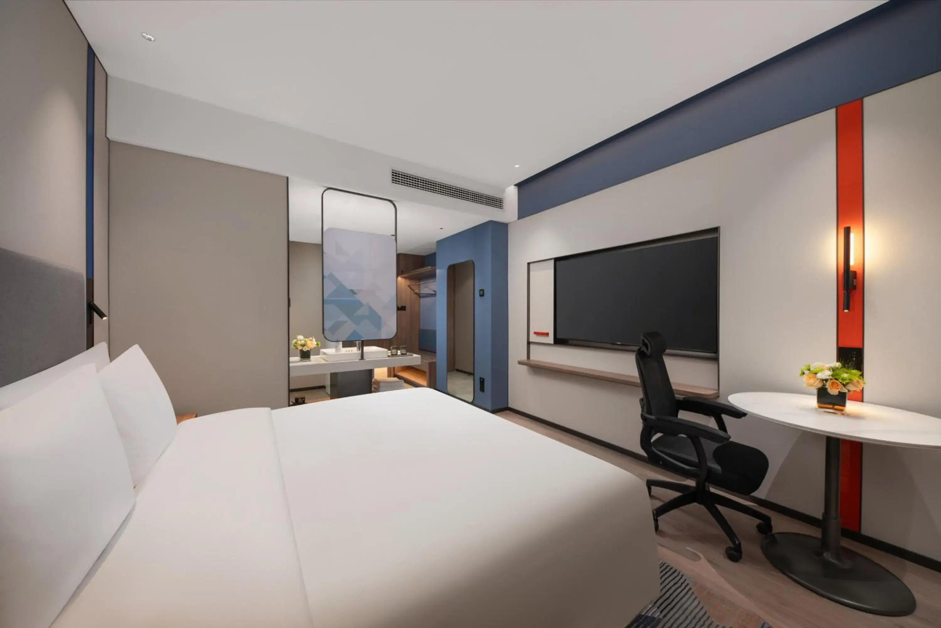 Bed in Holiday Inn Express Qingdao City Balcony by IHG Bed in Holiday Inn Express Qingdao City Balcony by IHG