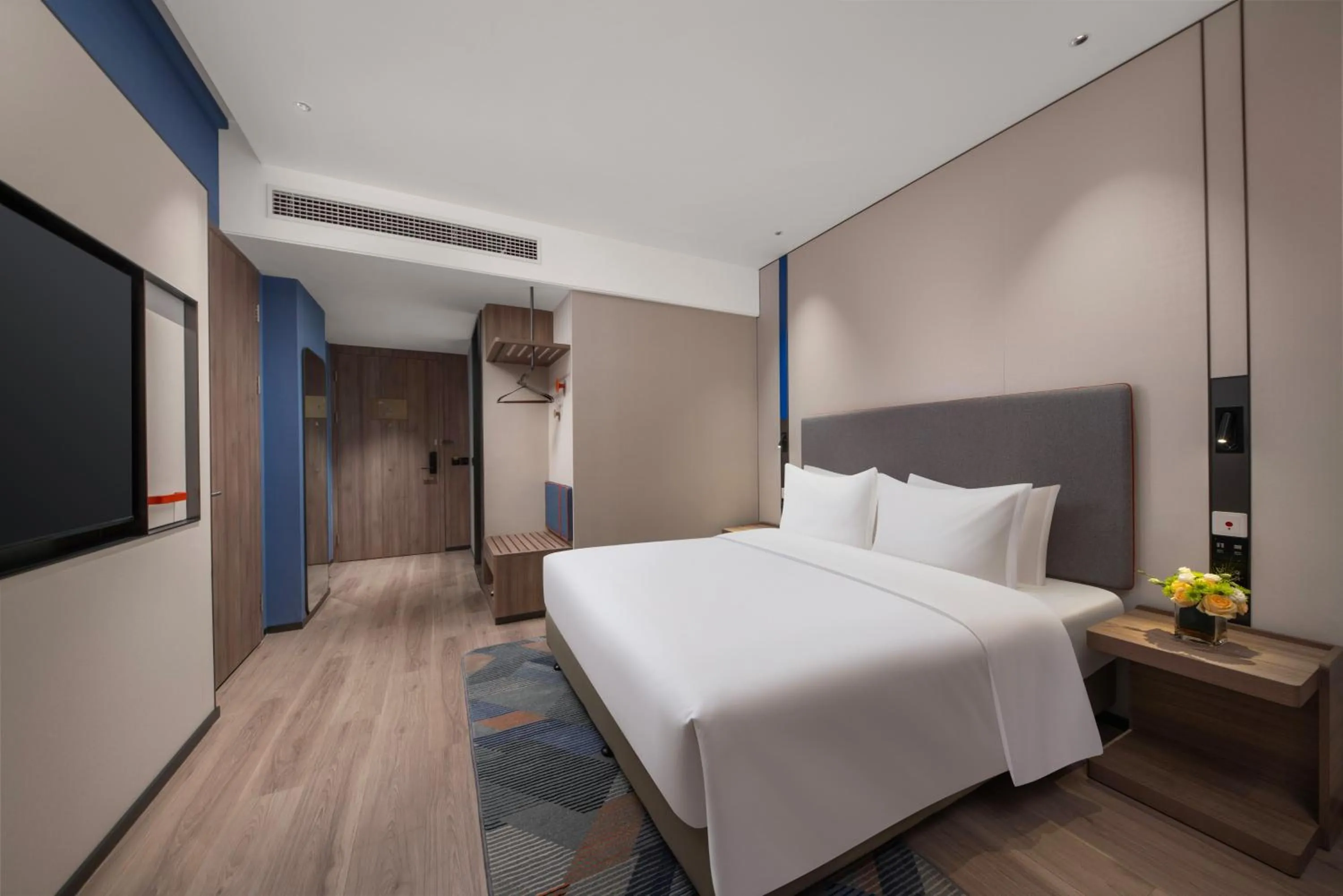 Photo of the whole room in Holiday Inn Express Qingdao City Balcony by IHG