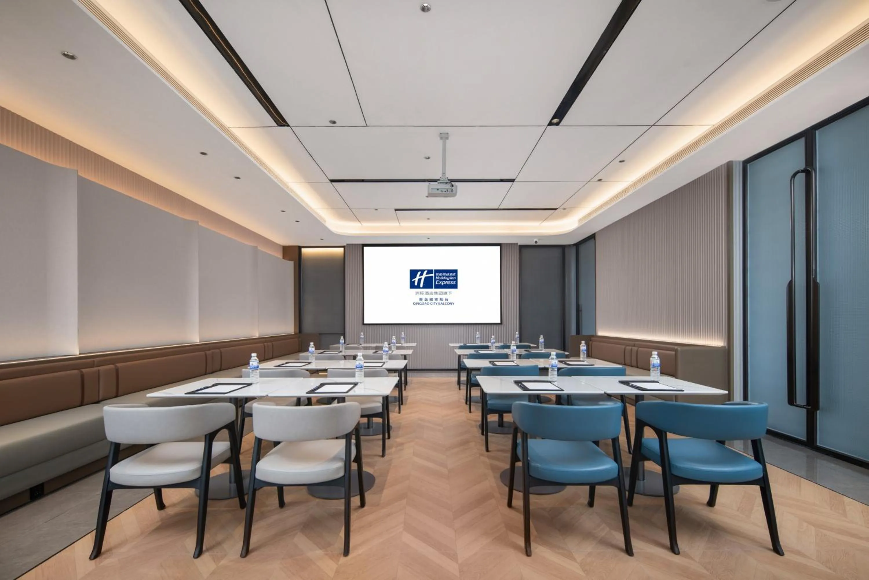 Meeting/conference room in Holiday Inn Express Qingdao City Balcony by IHG