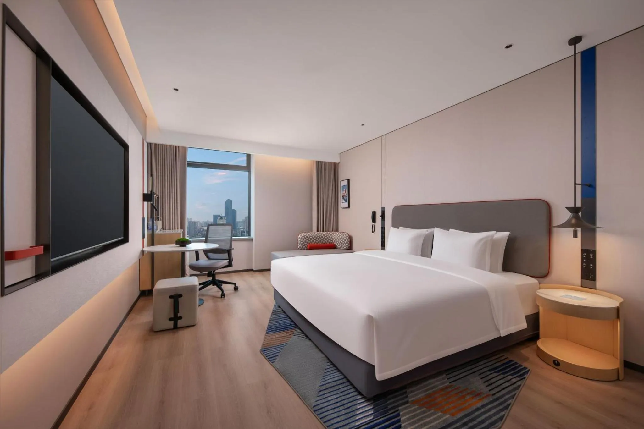 Photo of the whole room, Bed in Holiday Inn Express Wuhan Jianghan Road by IHG