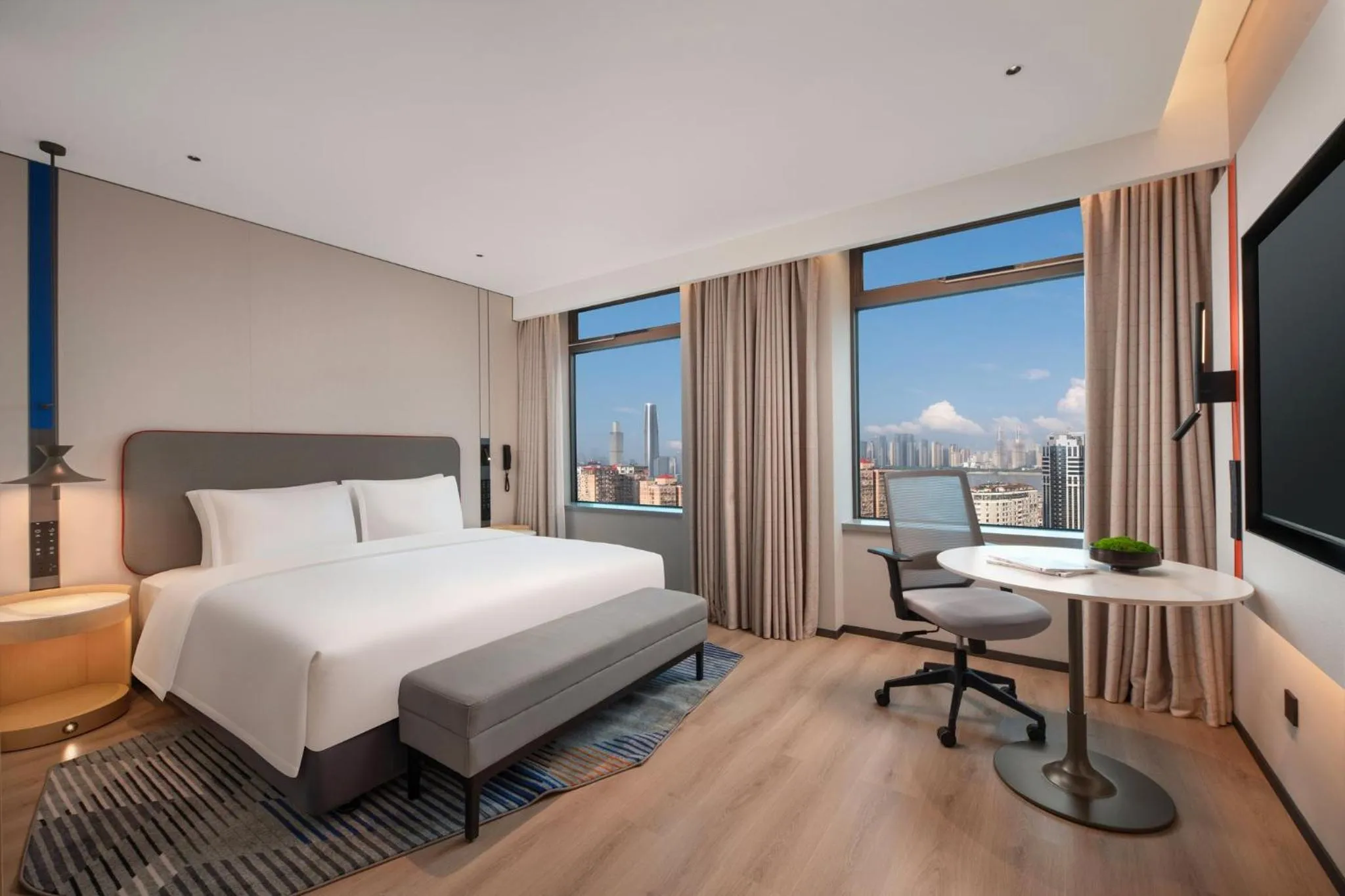 Photo of the whole room, Bed in Holiday Inn Express Wuhan Jianghan Road by IHG