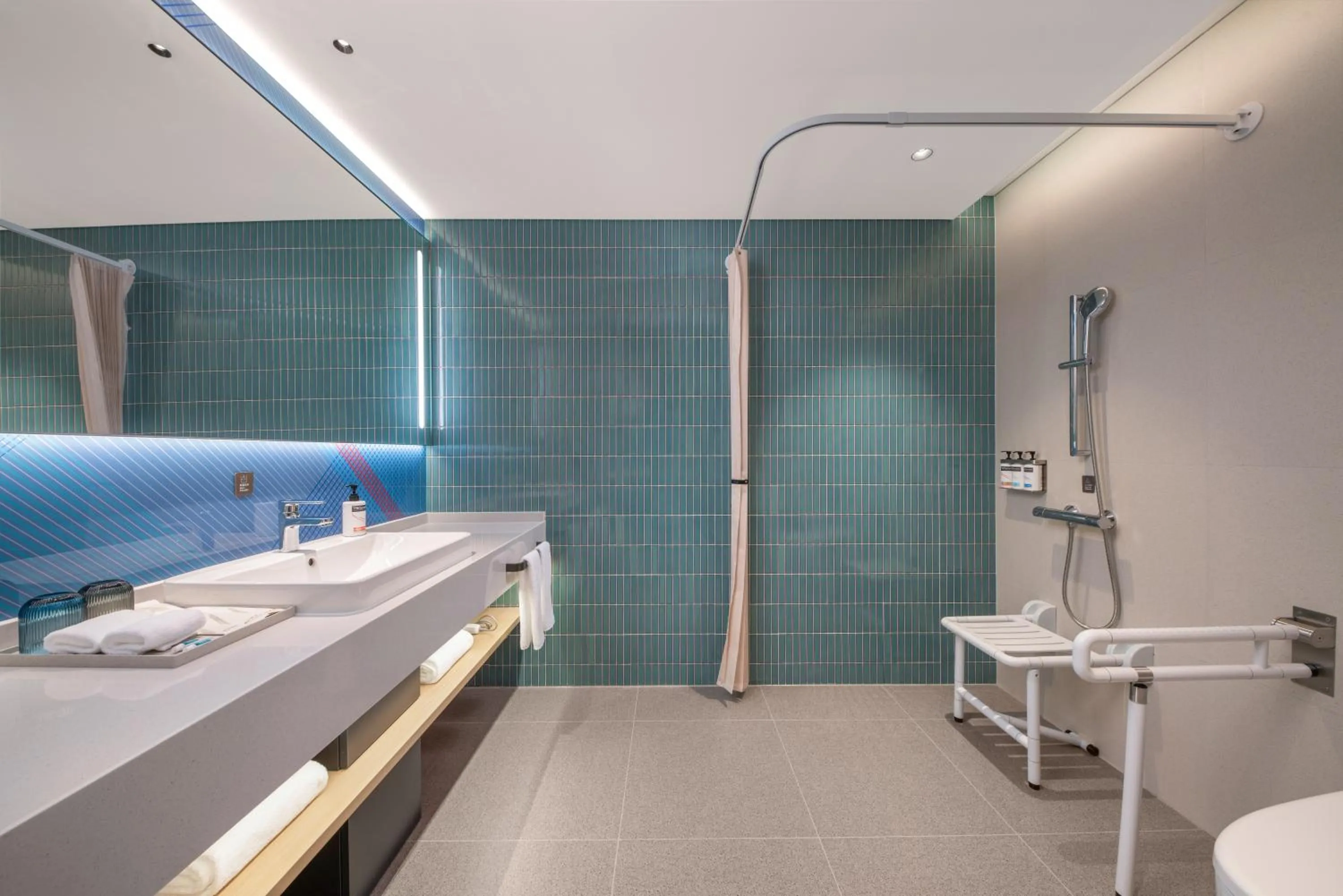 Shower in Holiday Inn Express Wuhan Jianghan Road by IHG