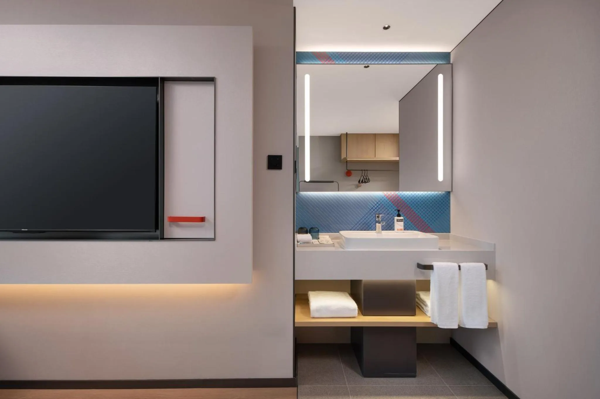 Photo of the whole room in Holiday Inn Express Wuhan Jianghan Road by IHG