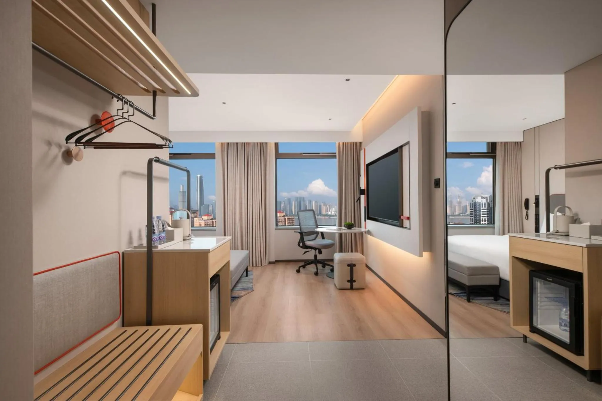 Photo of the whole room, Bed in Holiday Inn Express Wuhan Jianghan Road by IHG