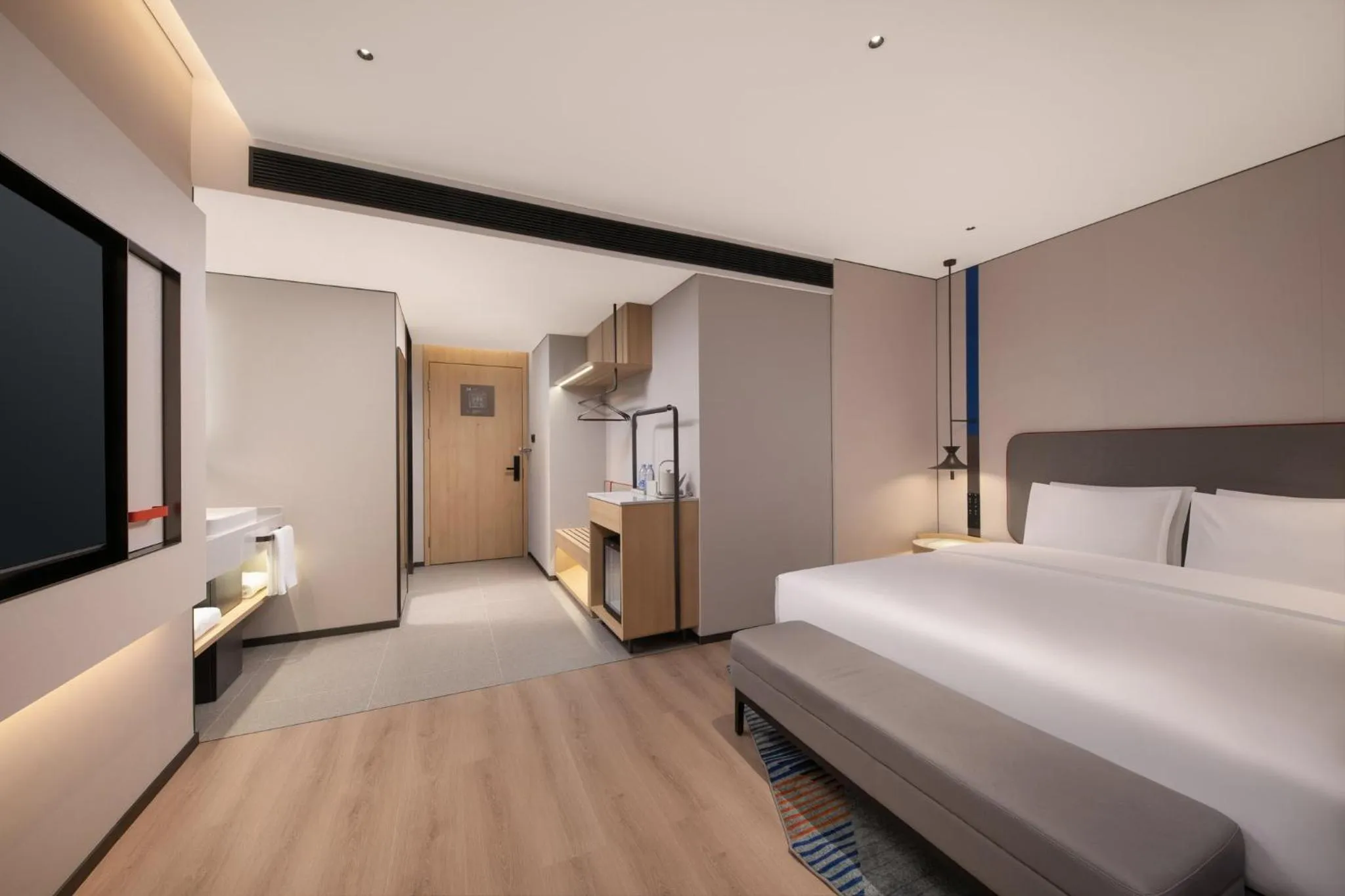 Photo of the whole room, Bed in Holiday Inn Express Wuhan Jianghan Road by IHG