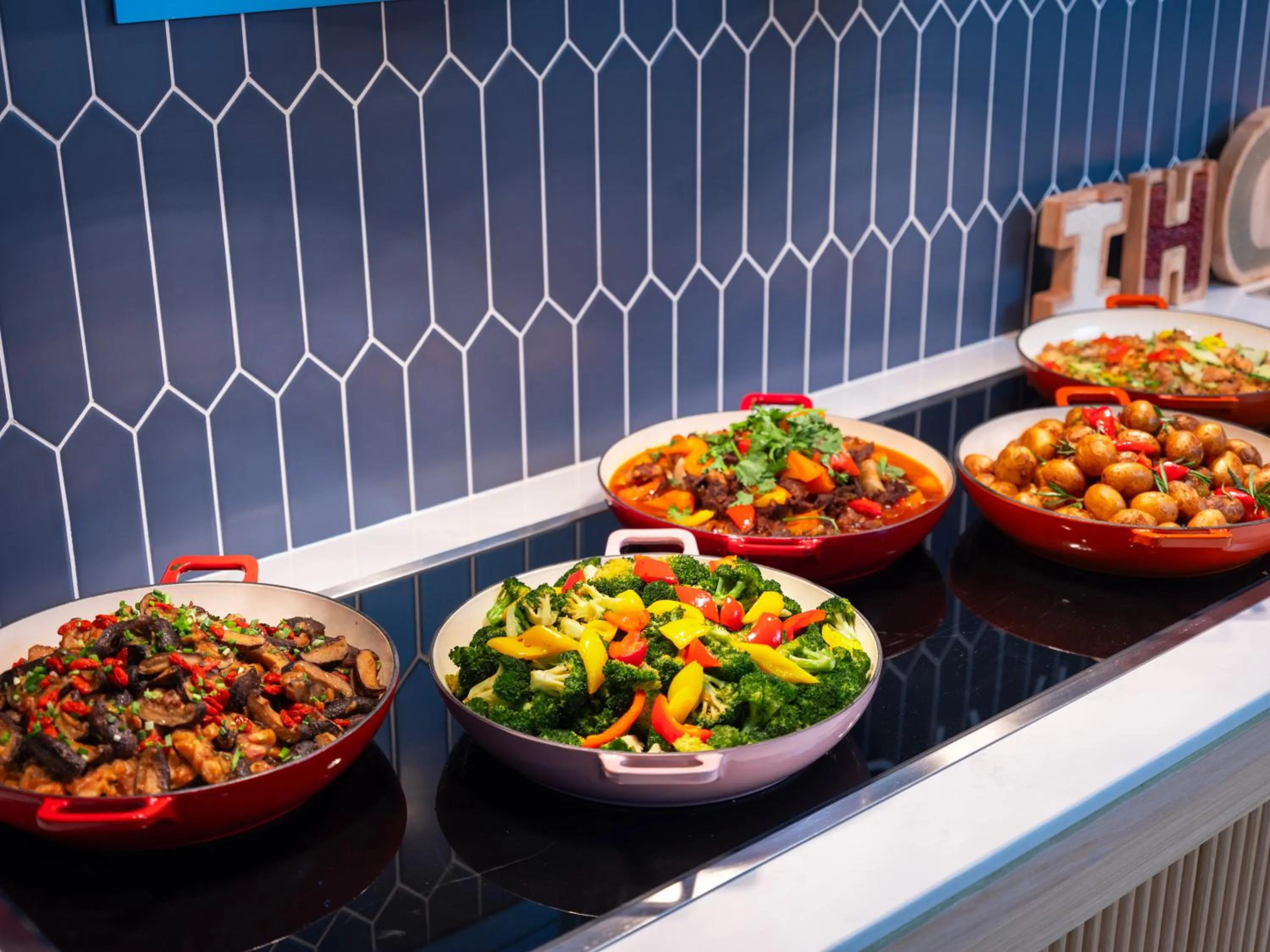 Restaurant/places to eat in Holiday Inn Express Wuhan Jianghan Road by IHG