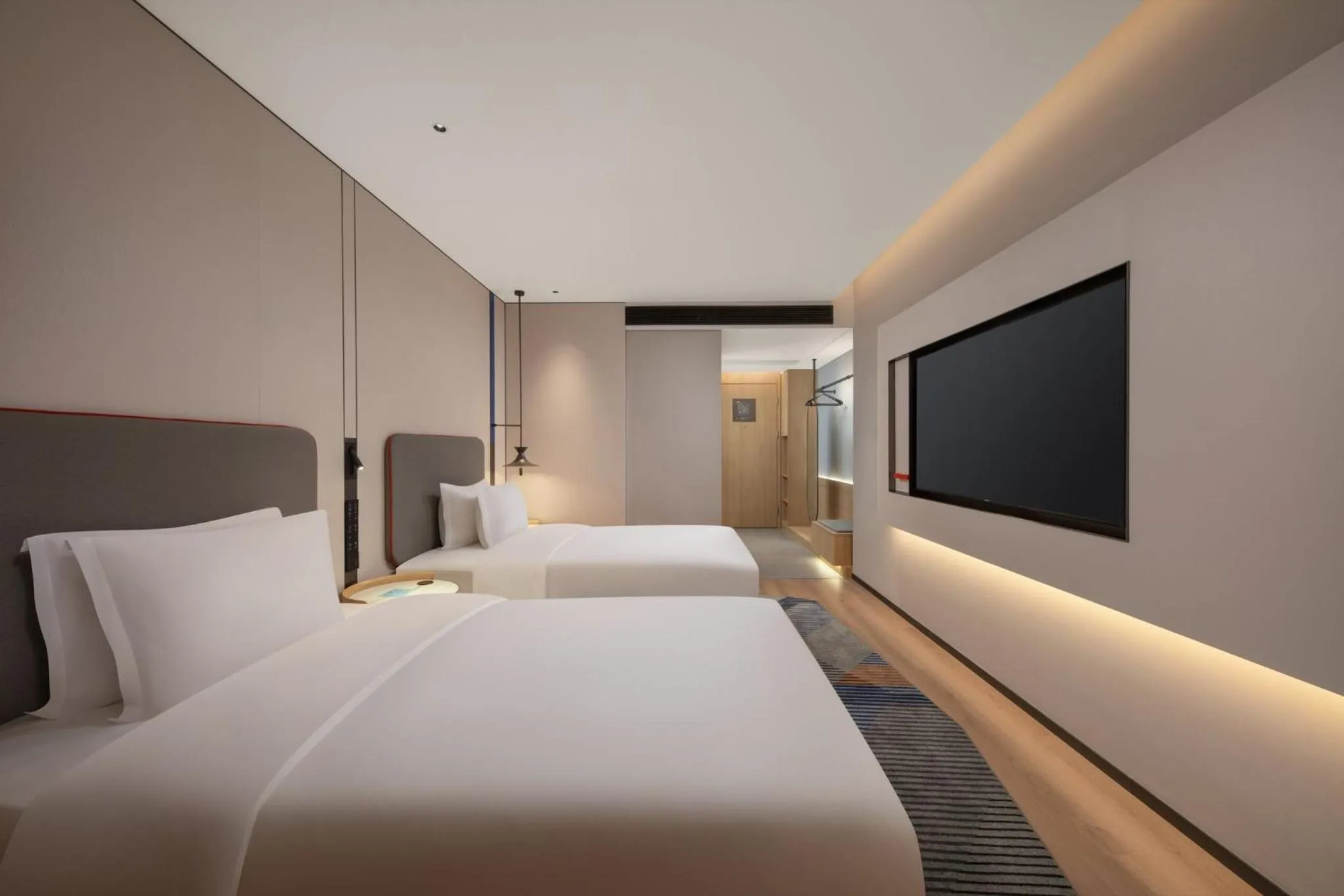 Photo of the whole room, Bed in Holiday Inn Express Wuhan Jianghan Road by IHG