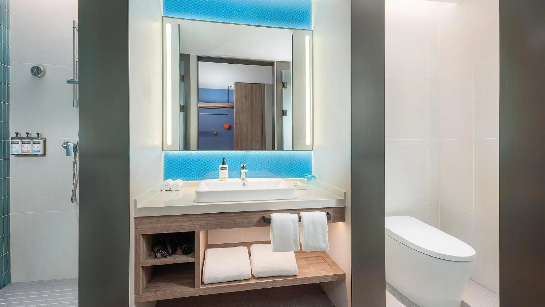 Photo of the whole room in Holiday Inn Express Xi'an Caotang Technology Park by IHG